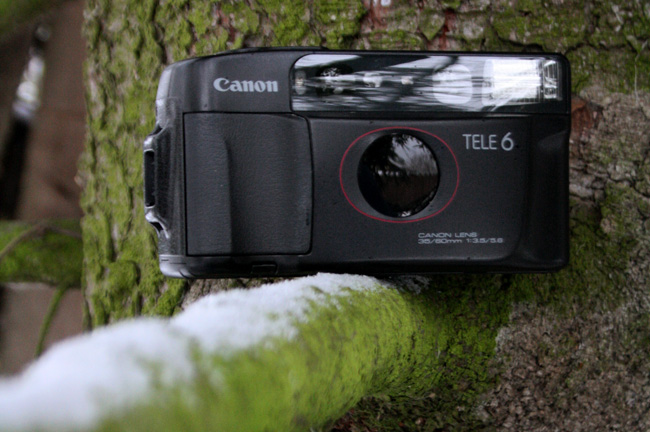 Пленочный фотоаппарат Canon Autoboy Tele6 играет против правил!